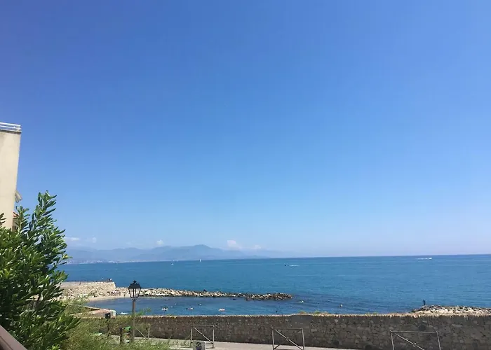 La Maisonette بيت ضيافة أنتيب